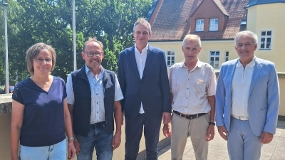 Von links: Personalleiterin Inge Üblacker, Richard Schiedeck, Thomas Kurzeck, Gerd Lindner sowie Landrat Roland Grillmeier beim Personaltermin.  (Bild: Fabian Polster)