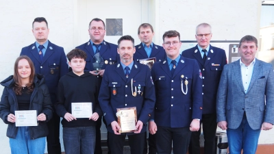 Langjährige Mitglieder und gute Nachwuchsarbeit sind fundamental für einen Verein. Umso erfreulicher war es für die Verantwortlichen der Sassenreuther Wehr, dass sie bei der Jahreshauptversammlung vier langjährige Feuerwehrmänner auszeichnen und auch drei junge Leute in ihre Wehr aufnehmen konnten. So dankten 2.Vorsitzender Christian Seemann (hi. li.) sowie Bürgermeister Ewald Plössner, KBM Rainer Kopp und Adjudant Tim Fraunholz den Kameraden Roland Biersack für 40 Jahre, Hans Brütting für 45 Jahre (2. u. 3. hi. von li.) sowie Kommandant Jürgen Adelhardt für 30 Jahre (vo. Mitte) Arbeit in der Feuerwehr. Neu aufgenommen in die Wehr wurden Laura Gebhard und Alex Sporer (vo. von li.). Nicht im Bild sind Neumitglied Jean-Paul Krausa und Andreas Seemann, der seit 25 Jahren aktiven Dienst verrichtet. (Bild: Michael Wiesnet)