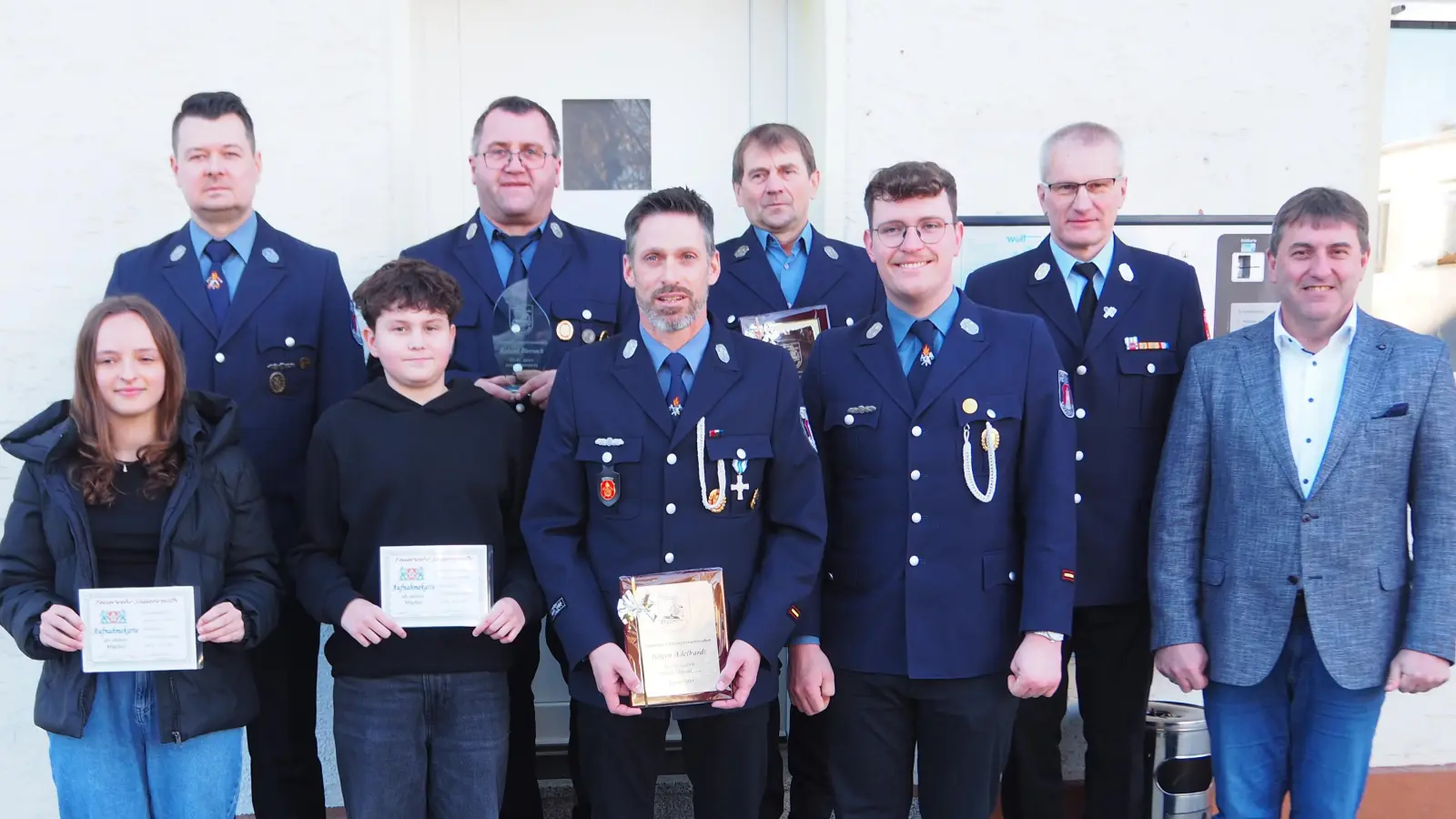 Langjährige Mitglieder und gute Nachwuchsarbeit sind fundamental für einen Verein. Umso erfreulicher war es für die Verantwortlichen der Sassenreuther Wehr, dass sie bei der Jahreshauptversammlung vier langjährige Feuerwehrmänner auszeichnen und auch drei junge Leute in ihre Wehr aufnehmen konnten. So dankten 2.Vorsitzender Christian Seemann (hi. li.) sowie Bürgermeister Ewald Plössner, KBM Rainer Kopp und Adjudant Tim Fraunholz den Kameraden Roland Biersack für 40 Jahre, Hans Brütting für 45 Jahre (2. u. 3. hi. von li.) sowie Kommandant Jürgen Adelhardt für 30 Jahre (vo. Mitte) Arbeit in der Feuerwehr. Neu aufgenommen in die Wehr wurden Laura Gebhard und Alex Sporer (vo. von li.). Nicht im Bild sind Neumitglied Jean-Paul Krausa und Andreas Seemann, der seit 25 Jahren aktiven Dienst verrichtet. (Bild: Michael Wiesnet)