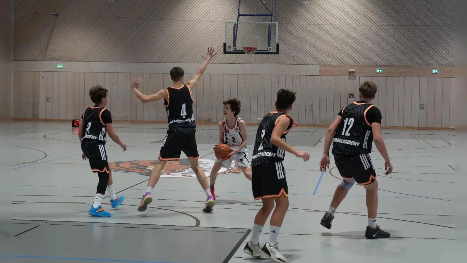 Till Geissler (weisses Trikot) im Spiel gegen Ulm beim 3er Versuch (Bild: Christian Tiemann)