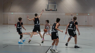 Till Geissler (weisses Trikot) im Spiel gegen Ulm beim 3er Versuch (Bild: Christian Tiemann)