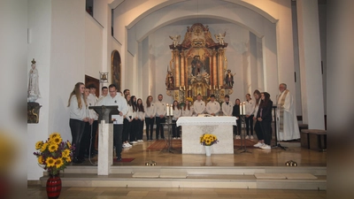 80 Jahre alt und bewundernswert jung: Das ist die Katholische Landjugend Burkhardsreuth, die im Vorjahr 21 neue Mitglieder aufnahm (Bild). Am 17. Mai feiert sie ihr Gründungsjubiläum mit einem Gottesdienst und einem bayerischen Abend. (Bild: Bernhard Piegsa )