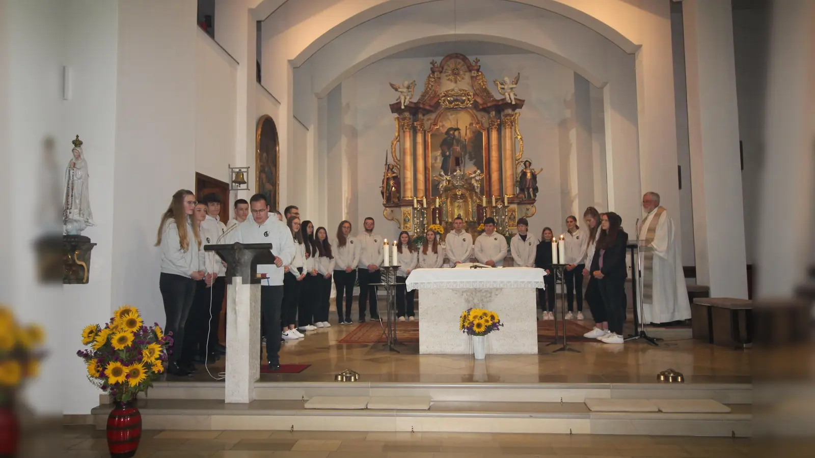 80 Jahre alt und bewundernswert jung: Das ist die Katholische Landjugend Burkhardsreuth, die im Vorjahr 21 neue Mitglieder aufnahm (Bild). Am 17. Mai feiert sie ihr Gründungsjubiläum mit einem Gottesdienst und einem bayerischen Abend. (Bild: Bernhard Piegsa )