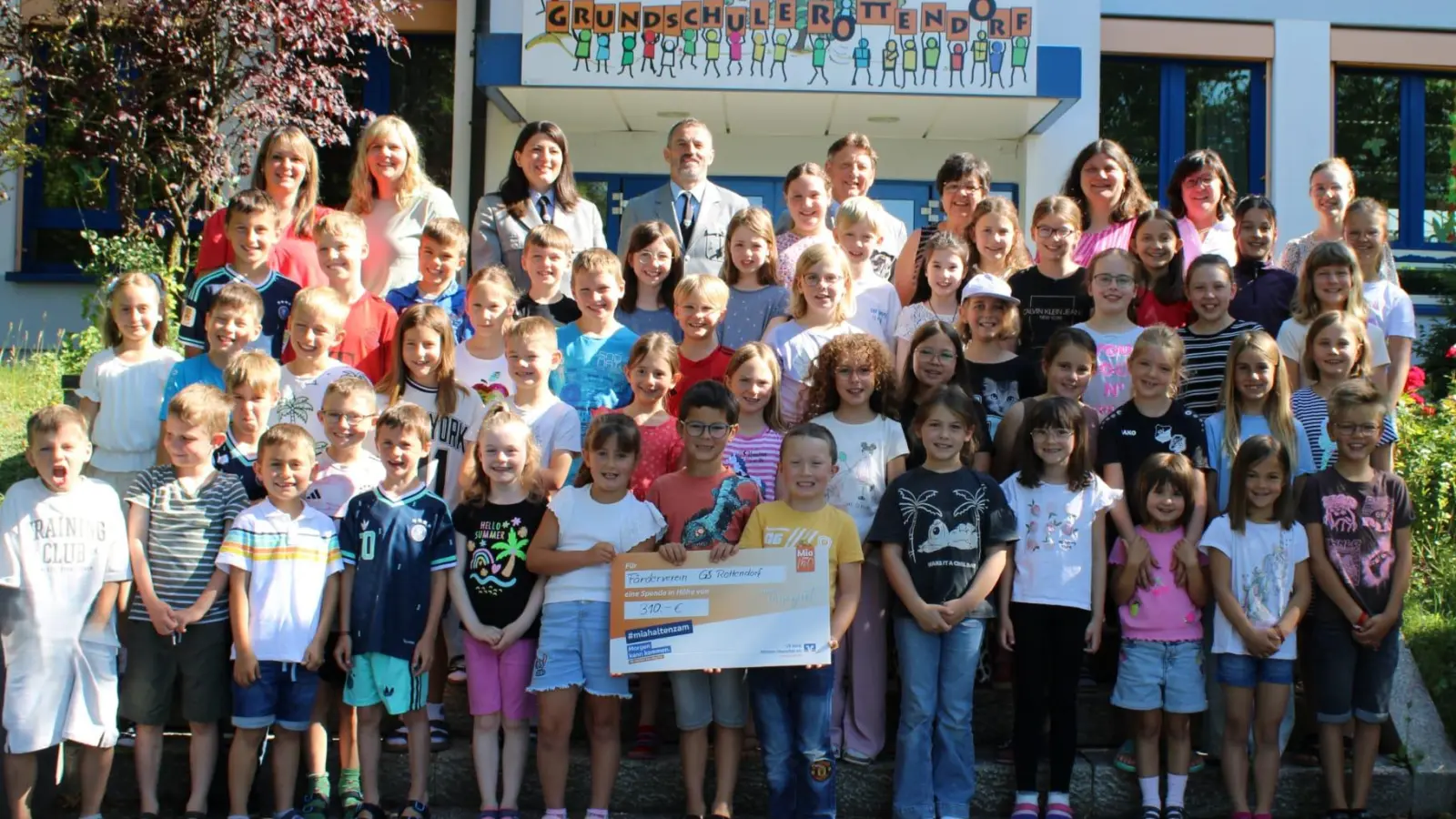 Spendenübergabe an der Grundschule Rottendorf (Bild: Katharina Tölg)