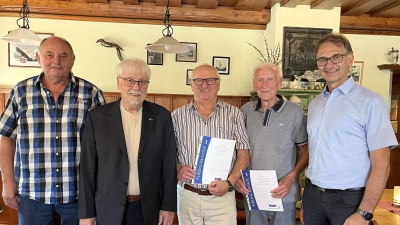V.l.n.r.: Ortsverbandsvorsitzender Ludwig Hirn, Kreisverbandsvorsitzender Manfred Ruppert, Erwin Schwab, Ehrenmitglied Philipp Schwab, Bürgermeister Reiner Wiedenbauer (Bild: Antonia Knab)