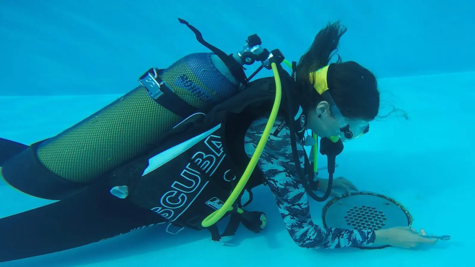 Entfernen der Ablaufgitter durch Laura Kollarik  (Bild: Mike Keiner)