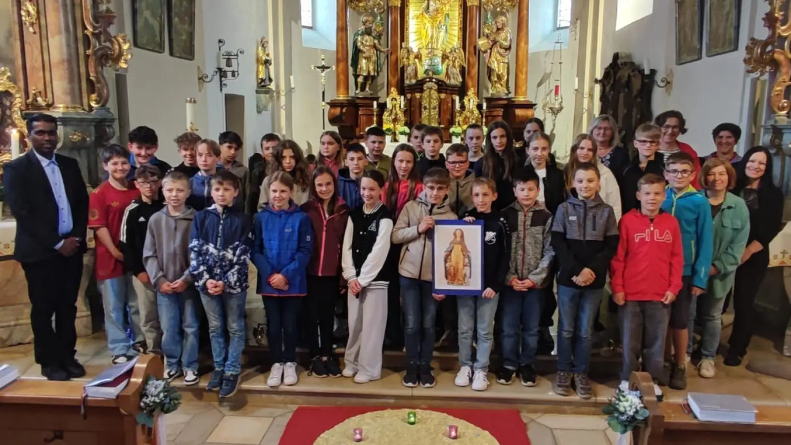 Die Firmlinge in der Wallfahrtskirche St. Marien Pertolzhofen nach der Marienandacht. (Bild: Tanja Schlehuber)