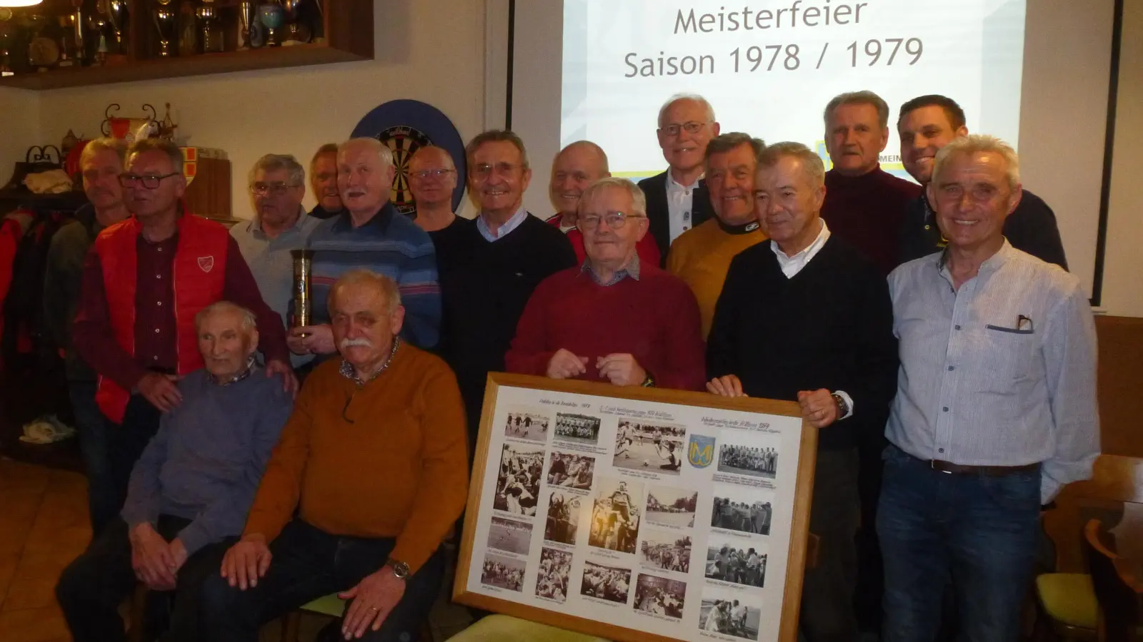 Es war das erste Treffen nach dem ersten Aufstieg in die Bezirksliga, den die Elitefußballer 1978/79 schafften. Vorne links sitzend der 95-jährige noch rüstige damalige Betreuer Rudi Langner. (Bild: Siegfried Bock)