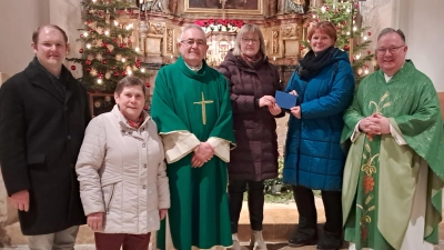 V. li. n. re.: Wolfgang Rau, Mesnerin Rosmarie Rauch, Diakon Gerstacker, Brigitta Heidlinger, Andrea Graf und Pfarrer Michael Birner. (Bild: Heidlinger Brigitta)