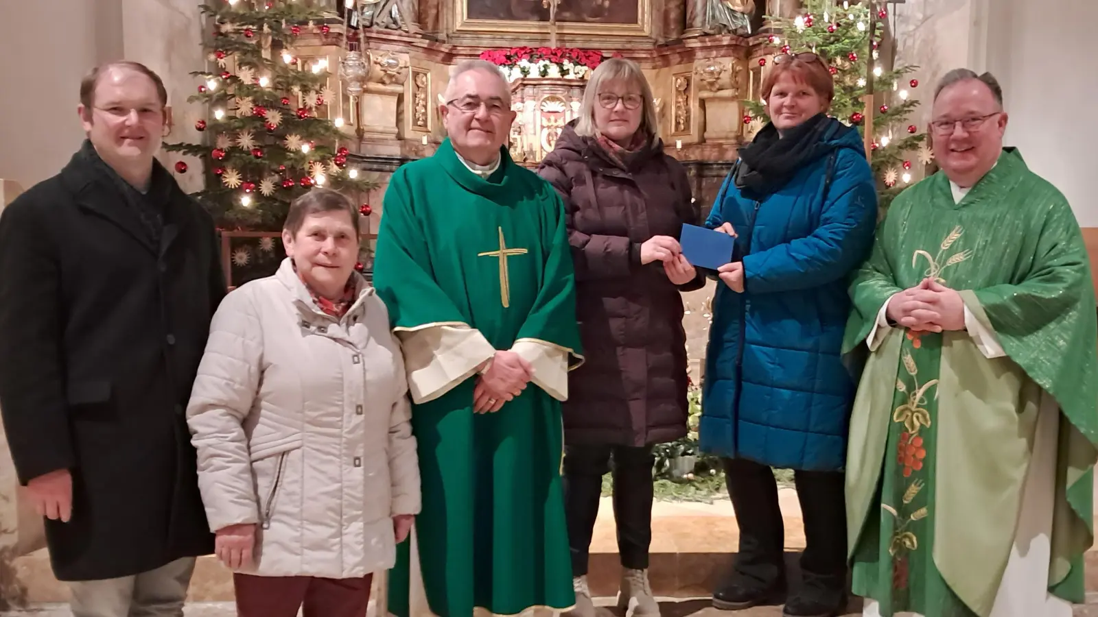 V. li. n. re.: Wolfgang Rau, Mesnerin Rosmarie Rauch, Diakon Gerstacker, Brigitta Heidlinger, Andrea Graf und Pfarrer Michael Birner. (Bild: Heidlinger Brigitta)