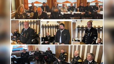 Die Bergknappen mit Rednern und Bergknappenkapelle. (Bild: Armin Kraus)