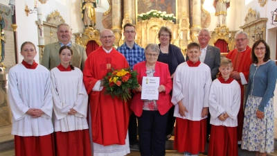 Wertschätzung und Dank zum 25-jährigen Dienstjubiläum wurde Mesnerin Renate Pflug (vorne Mitte) zuteil. Ein Grund zur Freude für Pfarrer Herbert Rösl, PGR-Sprecherin Irmgard Glaser, die diensthabenden Ministranten sowie (hinten von links) Kirchenpfleger Jakob Kiener, Oberministrant Simon Fronhofer, Organistin Martina Fronhofer, Mesner-Regionalverbands-Vorsitzender Josef Pflug und Pfarrer Max Stigler. (Bild: Josef Böhm)