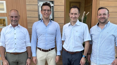 Von links: Schatzmeister Jürgen Schleicher, Dr. Raphael Schmid, der neue Präsident des Lions-Club Sulzbach-Rosenberg, der scheidende Präsident Dr. Lars Romfeld und Dr. Sebastian Meier als Clubmaster. (Bild: Elisa Romfeld)