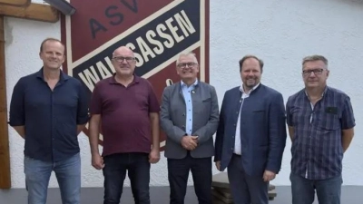 von links: Projektleiter Alexander Männer, Stadtratsmitglied Bernd Lux, MdL Martin Scharf, Landrat Hubert Schicker, ASV Vorsitzender Günther Hess (Bild: Alexander Männer)