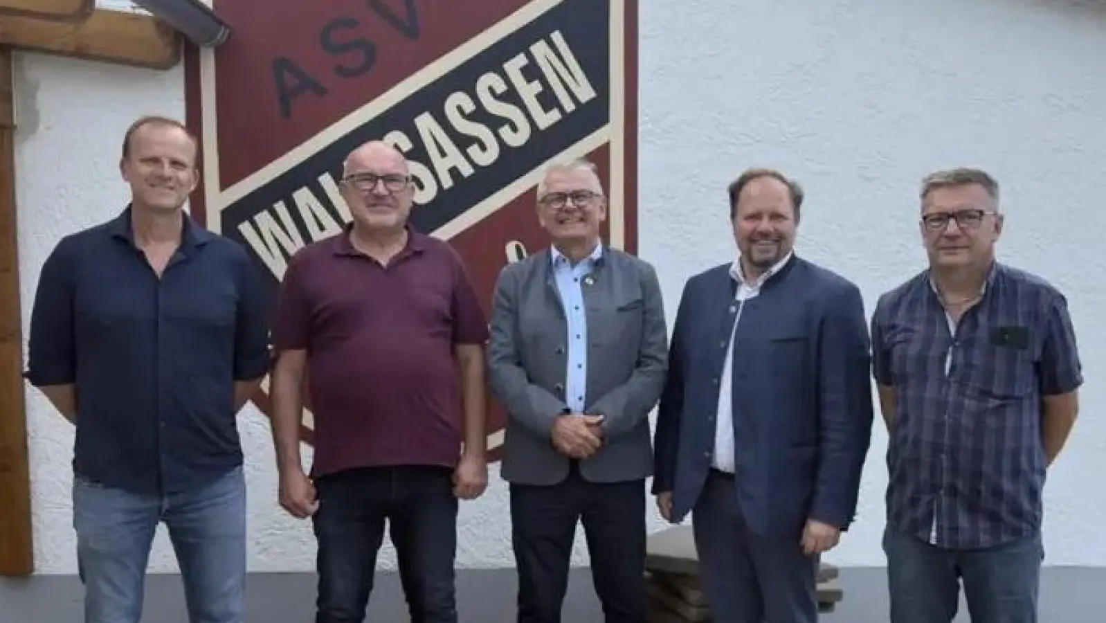 von links: Projektleiter Alexander Männer, Stadtratsmitglied Bernd Lux, MdL Martin Scharf, Landrat Hubert Schicker, ASV Vorsitzender Günther Hess (Bild: Alexander Männer)