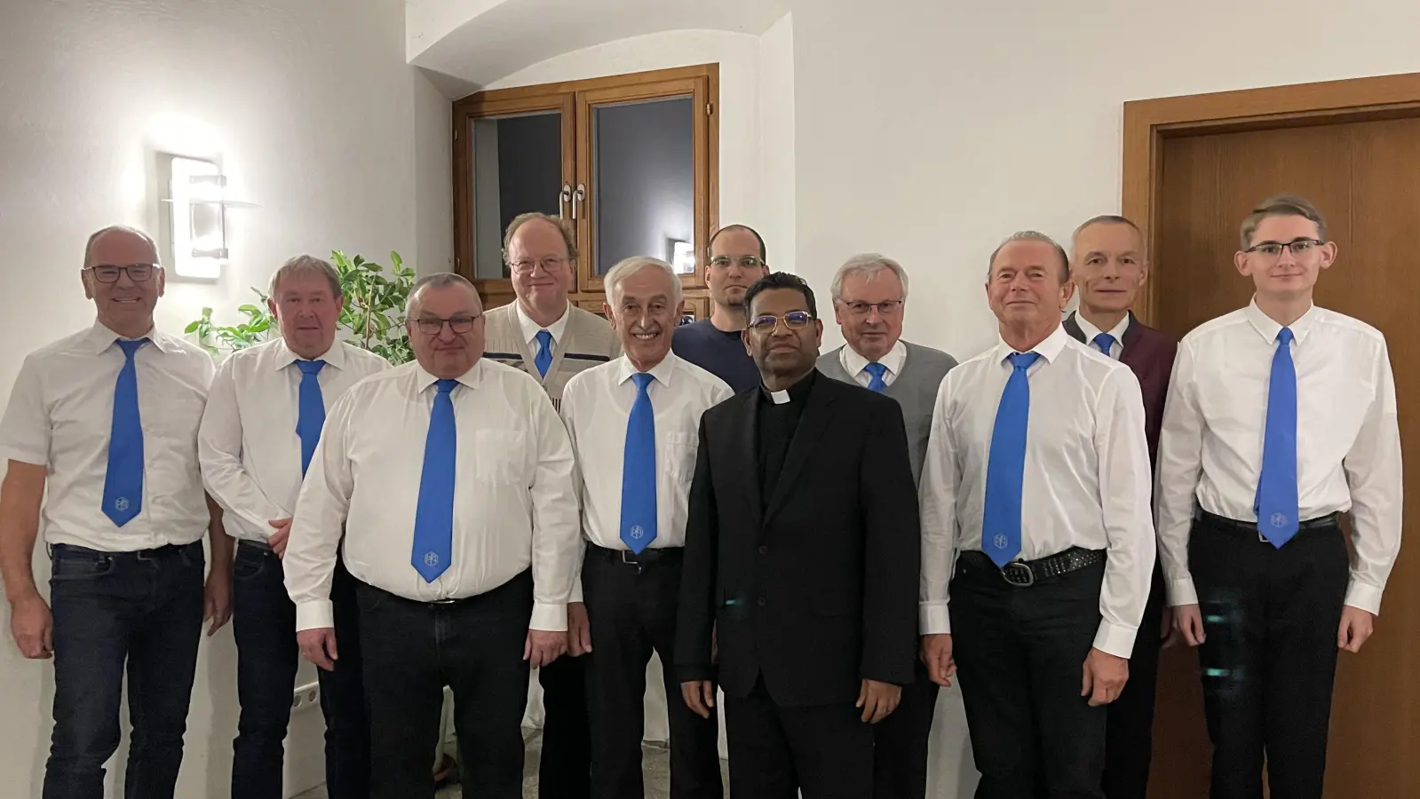 Marianischer Rat von links, Schriftführer Reger Wolfgang, Scharf Hans, Kassier Kurz Wolfgang, MMC Präfekt Leipold Hans, Mutzbauer Jakob, Schönberger Christian, MMC Präses P. Georg Parampilthadathil, MMC Präfekt Richthammer Anton, Kiener Konrad, MMC Präfekt Kleierl Alois, Leitner Adrian, (Scharf Thomas, nicht im Bild) (Bild: Alois Kleierl)