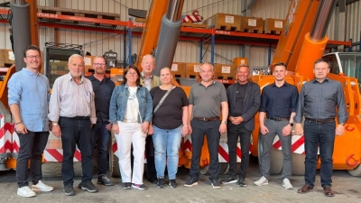 Die Mitglieder der CSU-Ortsvorstandschaft mit den Firmenchefs. (Bild: Beer Karl)