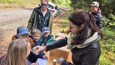 Hier wird an der Fühl- und Riechstation gerätselt. (Bild: Daniela Malzer)