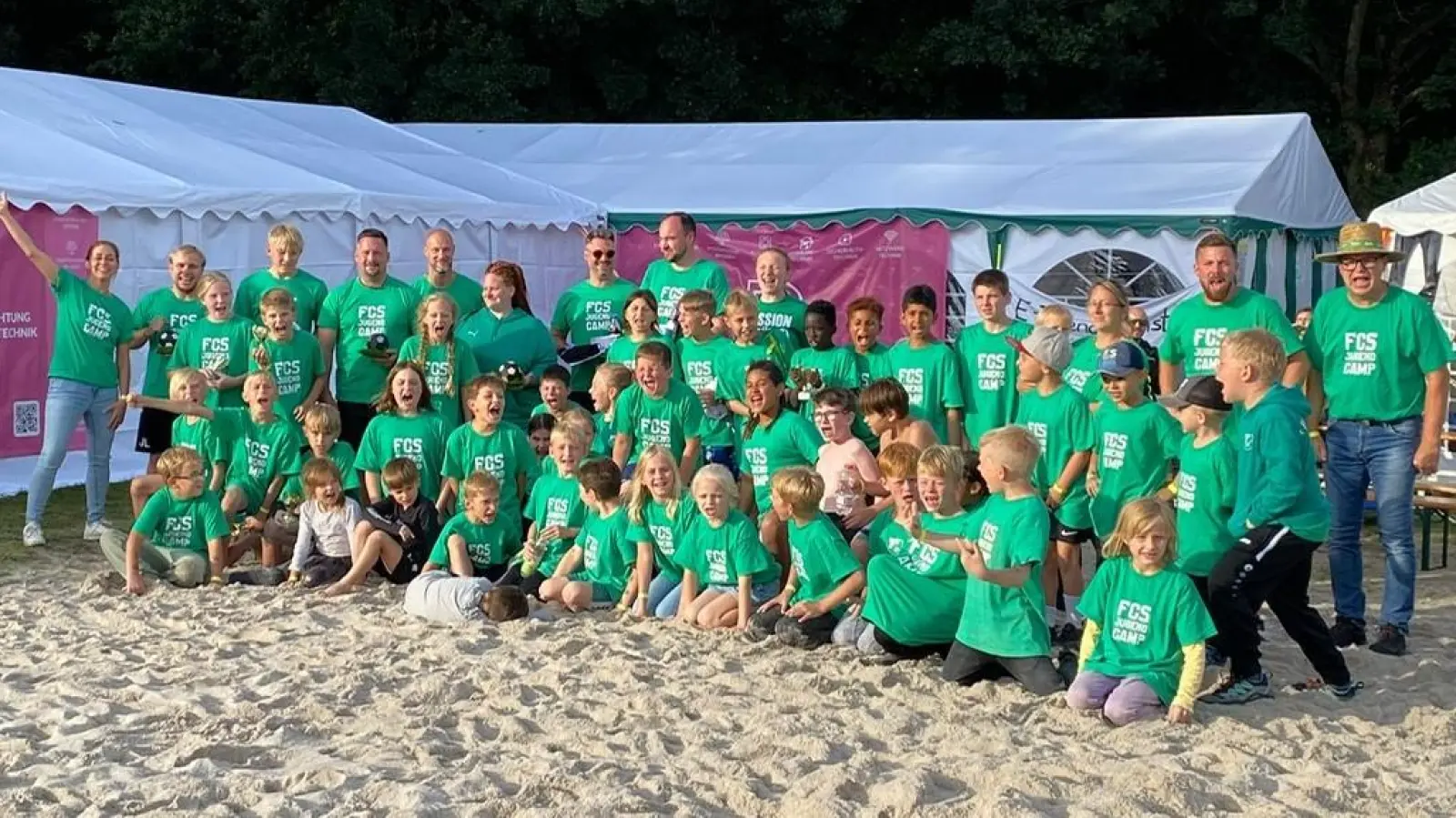 Teilnehmende F- und E-Junioren samt Trainer und Betreuer am FCS-Jugendcamp 2025 am Monte Kaolino. (Bild: Stefan Weiß)