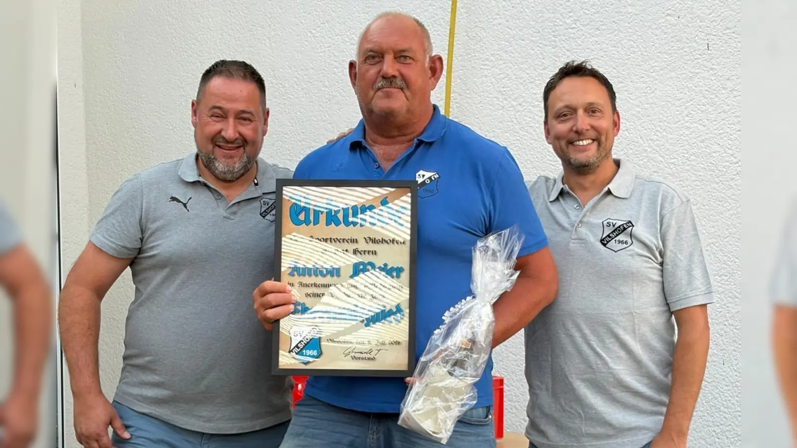 Zweiter SV-Vorsitzender Stefan Eiglsperger (v.l.), Ehrenmitglied Anton Meier und Erster Vorsitzender Timmy Grunewald vom SV Vilshofen. (Bild: Sandra Eiglsperger)