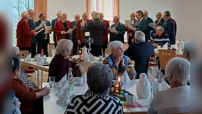 Die Seniorinnen und Senioren bei ihrer Adventfeier, musikalisch gestaltet durch den MGV Lyra Luhe/MGV Pirk. (Bild: Luise Köllner)