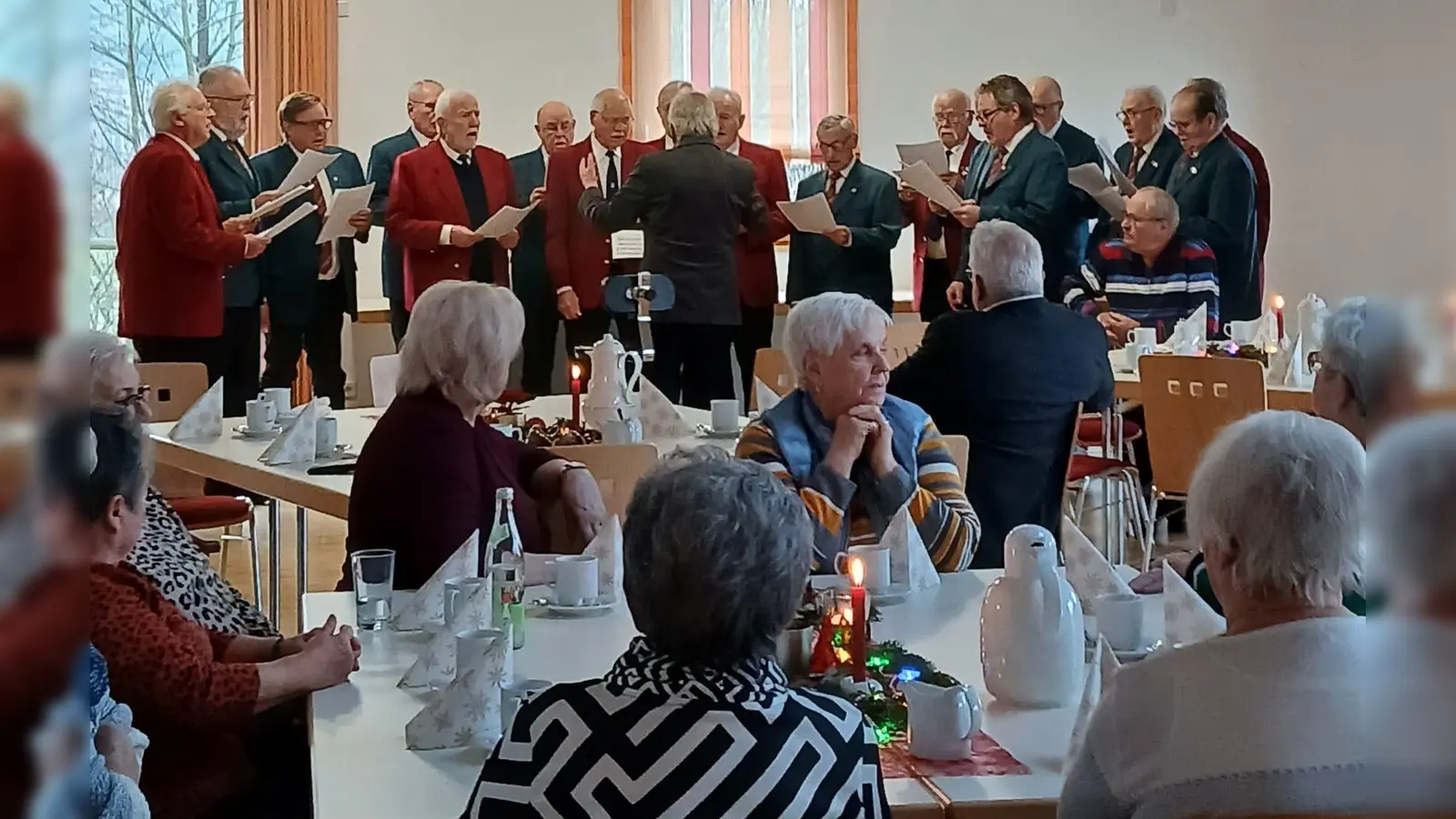 Die Seniorinnen und Senioren bei ihrer Adventfeier, musikalisch gestaltet durch den MGV Lyra Luhe/MGV Pirk. (Bild: Luise Köllner)