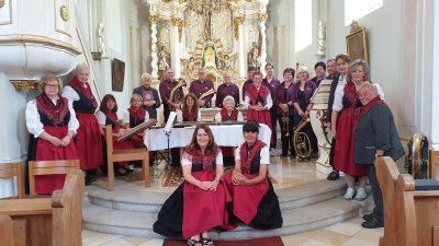 Posaunenchor Plößberg, OWV-Chor und Musikgruppe (Bild: Ingrid Leser)