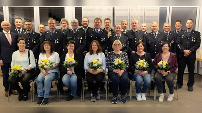 11 Stammkräfte der Feuerwehren aus Speinshart und Tremmersdorf erhielten das staatliche Feuerwehr-Ehrenzeichen. Bei der Feier wurden auch de Ehefrauen der Brandschützer für das Verständnis für den ehrenamtlichen Dienst der Ehemnner gewürdigt.  (Bild: Robert Dotzauer)