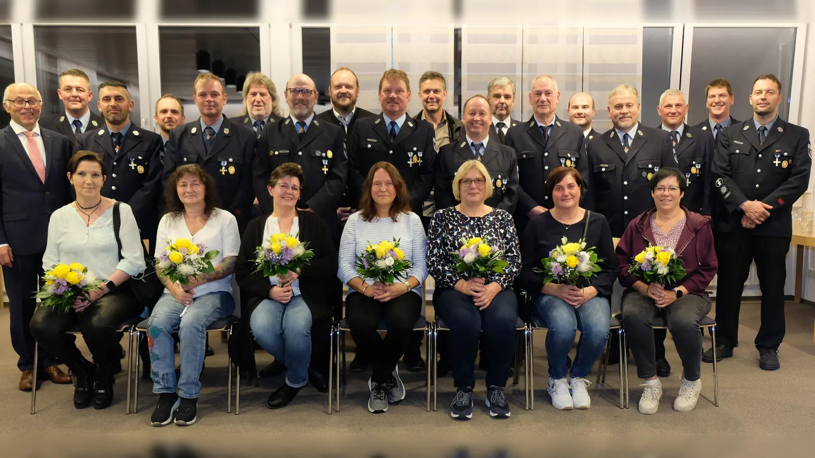 11 Stammkräfte der Feuerwehren aus Speinshart und Tremmersdorf erhielten das staatliche Feuerwehr-Ehrenzeichen. Bei der Feier wurden auch de Ehefrauen der Brandschützer für das Verständnis für den ehrenamtlichen Dienst der Ehemnner gewürdigt.  (Bild: Robert Dotzauer)
