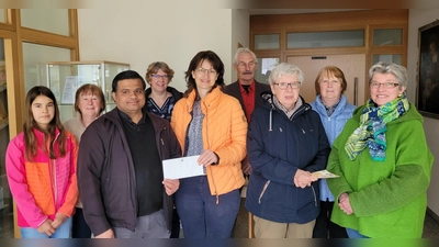 Von links nach rechts: Theresa Stock, Rita Konz, Pater Martin Mundackal, Michaela Staufer, Bettina Stock, Willi Greger, Karin Ernstberger, Elisabeth Vogl und Sigrun Hartung<br><br><br> (Bild: Wolfgang Konz)