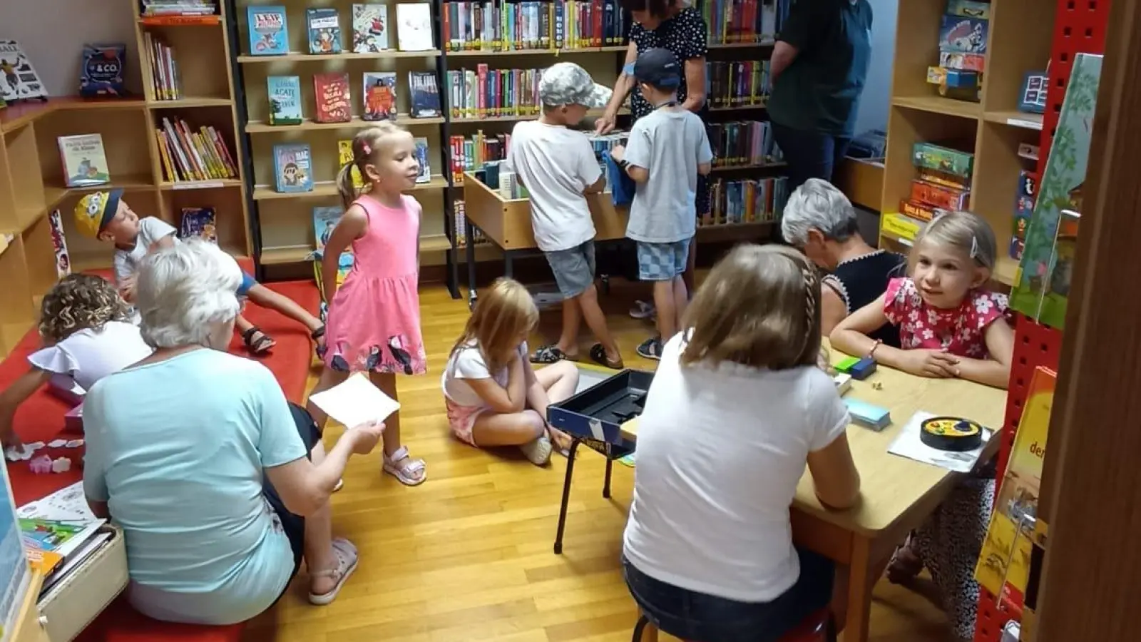 Zwischen den Bücherregalen in der kühlen Bücherei erlebten die Kinder einen abwechslungsreichen Spielenachmittag. (Bild: Jonas Dittrich)