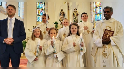 Die sechs Erstkommunikanten mit Pater Joy und Pastoralreferent Maximilian Pravida.  (Bild: Maximilian Pravida)
