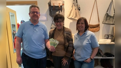 Spendenübergabe an die Kinderfeuerwehr Adlholz. Darüber freuten sich von links nach rechts: Markus Rauscher, Hildegard Trettenbach und Jenny Winklmann. (Bild: Martina Weiß)
