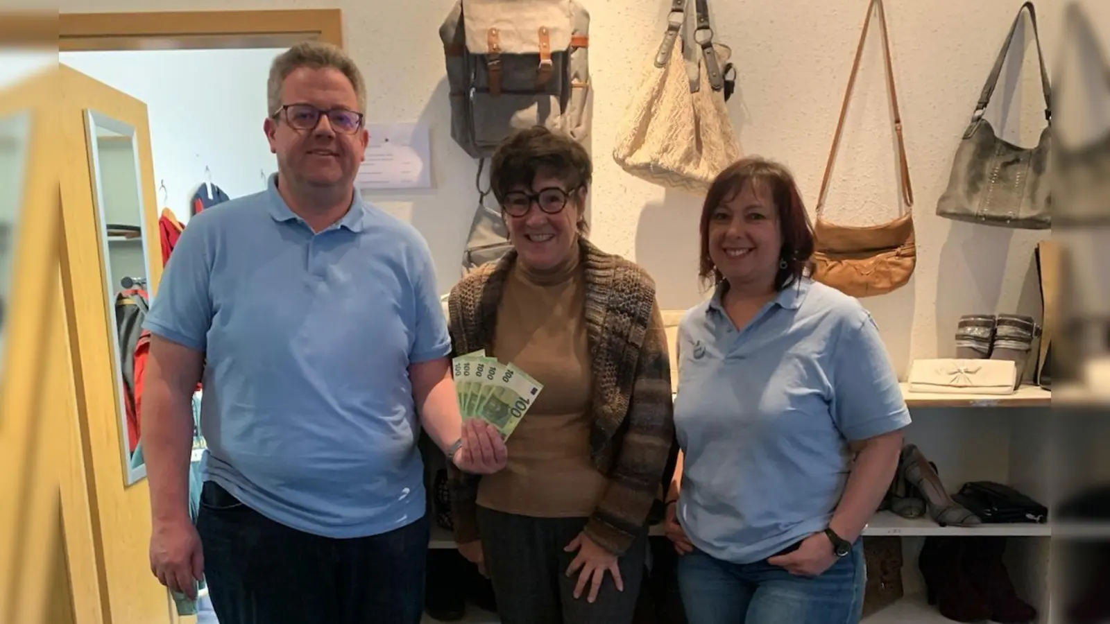 Spendenübergabe an die Kinderfeuerwehr Adlholz. Darüber freuten sich von links nach rechts: Markus Rauscher, Hildegard Trettenbach und Jenny Winklmann. (Bild: Martina Weiß)