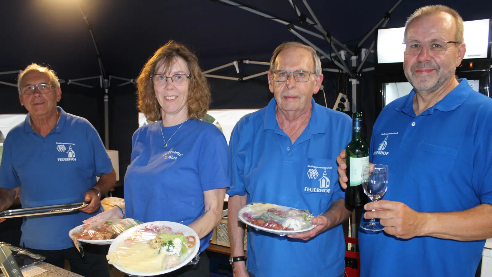 Viele Siedlerfrauen bereiteten mit Liebe die Feuerhofer Brotzeitteller vor, die dann beim Weinfest durch (v. links) Joachim Weiß, Karin Kraus, Georg Renner und Armin Kraus samt verschiedenen Weinsorten den Besuchern angeboten wurden. (Bild: Anton Fenk)