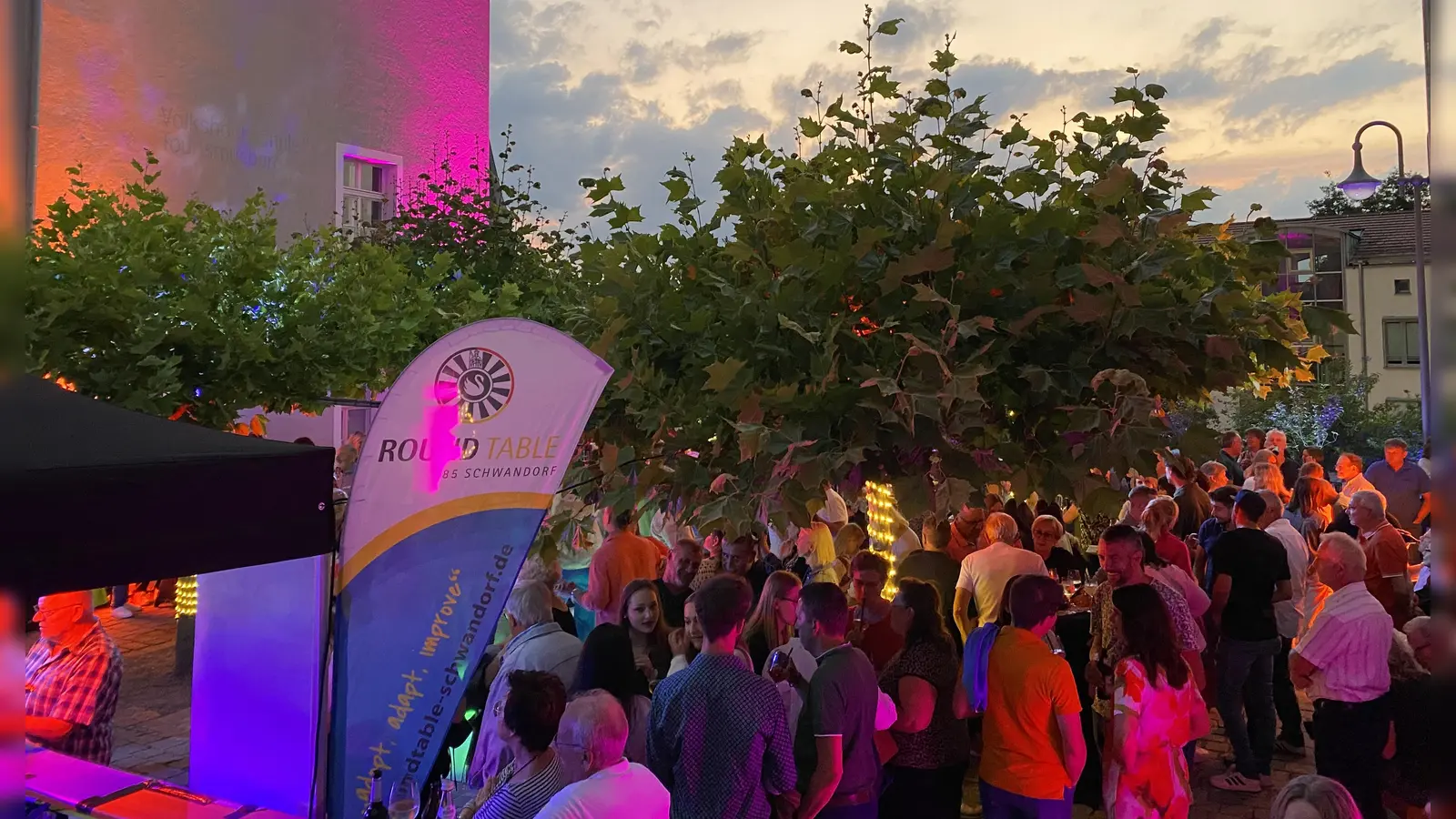 Tanz Open Air mit DJ Stefan Theuerl und dem Round Table Schwandorf. (Bild: Julia Rudlof)