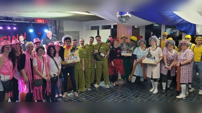 Gewinner waren die Maschkerer am Schluss alle. Platz 1 belegten aber die Oma´s gefolgt von Lucky Luke mit seinen Daltons. Dritter Platz sicherte sich die Blumenwiese mit ihrem Gärtner. Die rosa Cowgrils sowie die Schönauer Minions wurden als Trostpreis in die Bar eingeladen.  (Bild: Florian Scherbl)