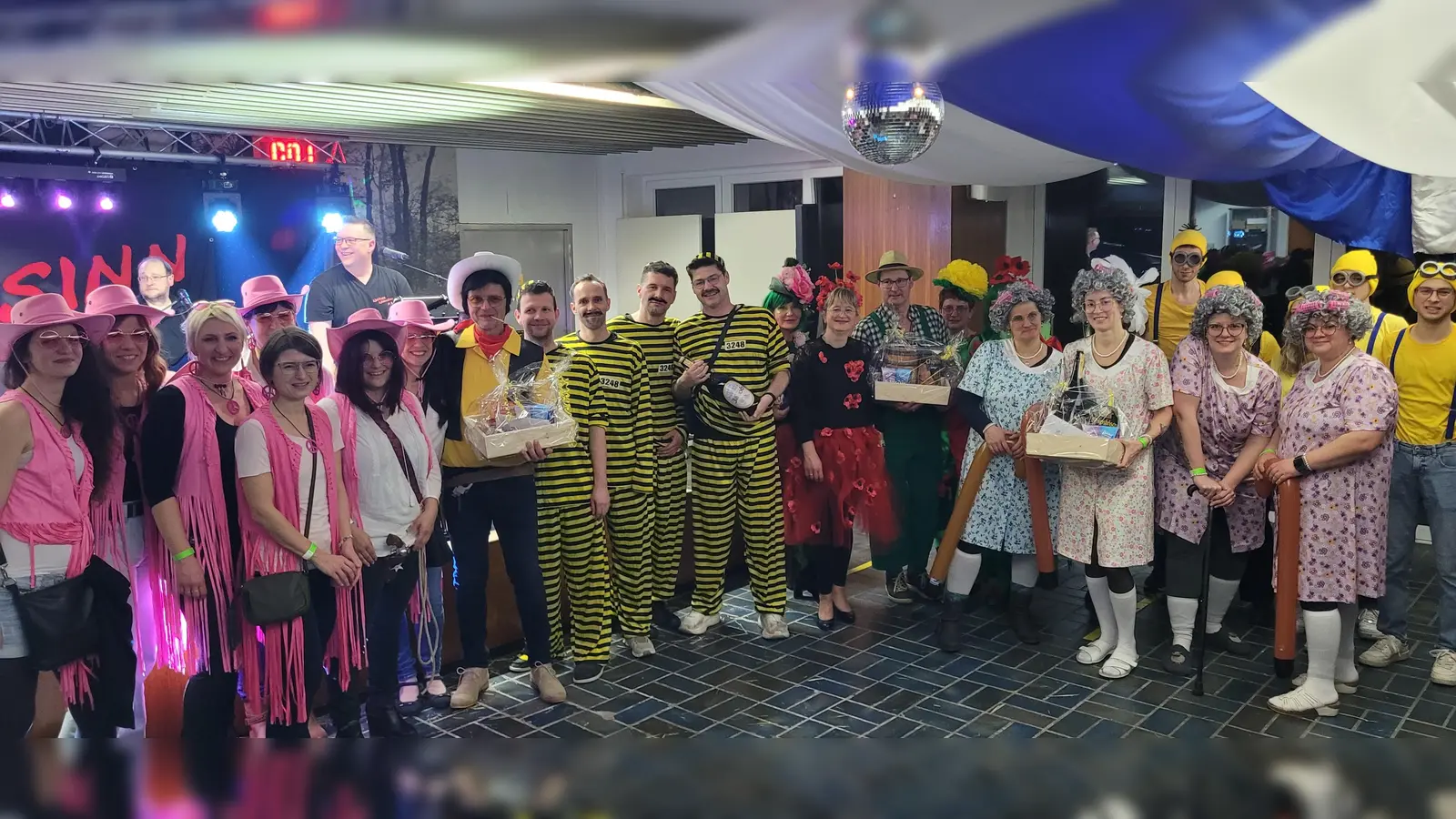 Gewinner waren die Maschkerer am Schluss alle. Platz 1 belegten aber die Oma´s gefolgt von Lucky Luke mit seinen Daltons. Dritter Platz sicherte sich die Blumenwiese mit ihrem Gärtner. Die rosa Cowgrils sowie die Schönauer Minions wurden als Trostpreis in die Bar eingeladen.  (Bild: Florian Scherbl)