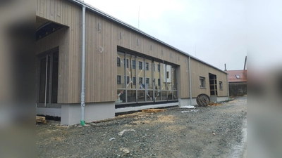 Neubau der OGTS in Kirchenthumbach. Für den planmäßigen Umzug im Sommer kann das Team Spenden für Neuanschaffungen derzeit gut gebrauchen. (Bild: Jan Wiltsch)