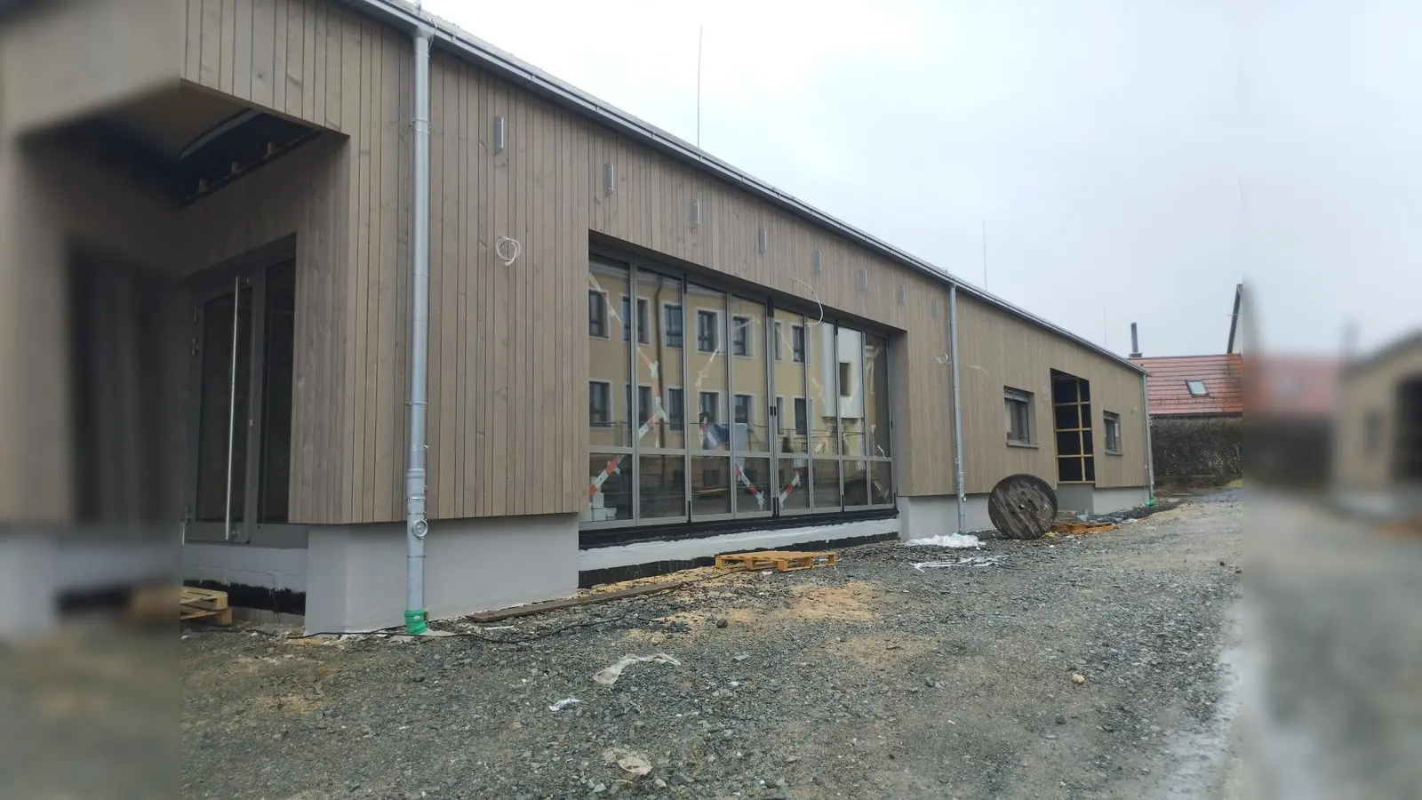 Neubau der OGTS in Kirchenthumbach. Für den planmäßigen Umzug im Sommer kann das Team Spenden für Neuanschaffungen derzeit gut gebrauchen. (Bild: Jan Wiltsch)