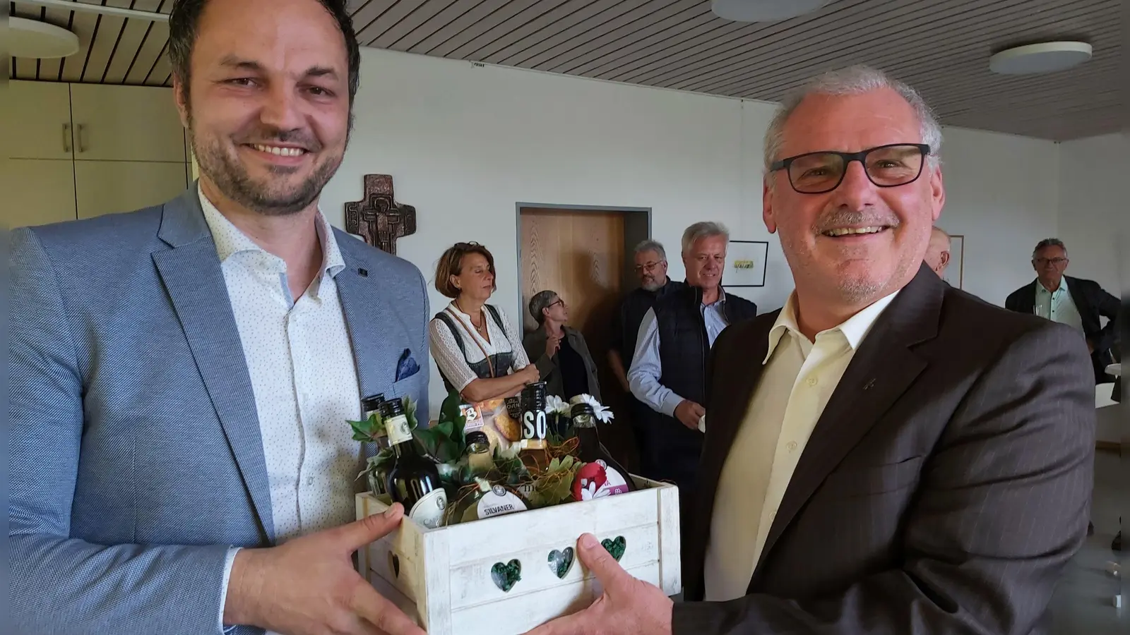 Caritas-Vorstandsvorsitzender Michael Trummer (links) bedankte sich mit einem Präsent bei Diakon Richard Sellmeyer (rechts). (Bild: Franziska Lehmann/exb)