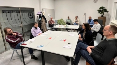  Bereits zum zweiten Mal trafen sich Interessierte und debattierten zu einem vorher ausgelosten Thema in einem klar festgelegten Schema. (Bild: Coworkkem/exb)