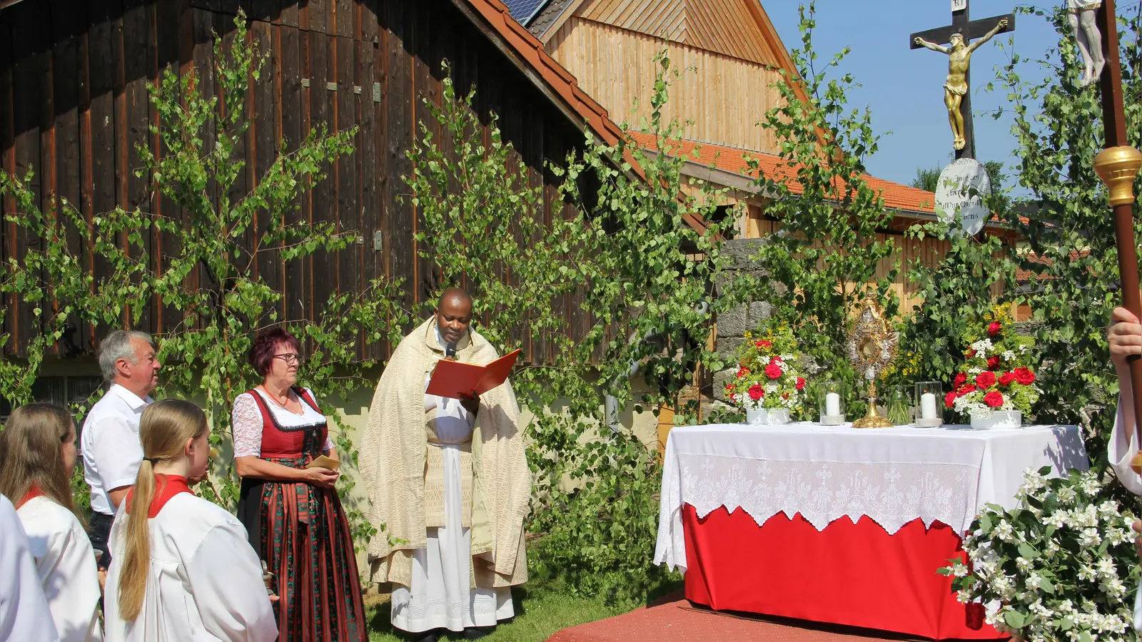 Das Evangelium, die Frohe Botschaft, verkündete Pfarrvikar Kenneth Onuoha den Gläubigen an jedem der vier Altäre. (Bild: Josef Böhm)