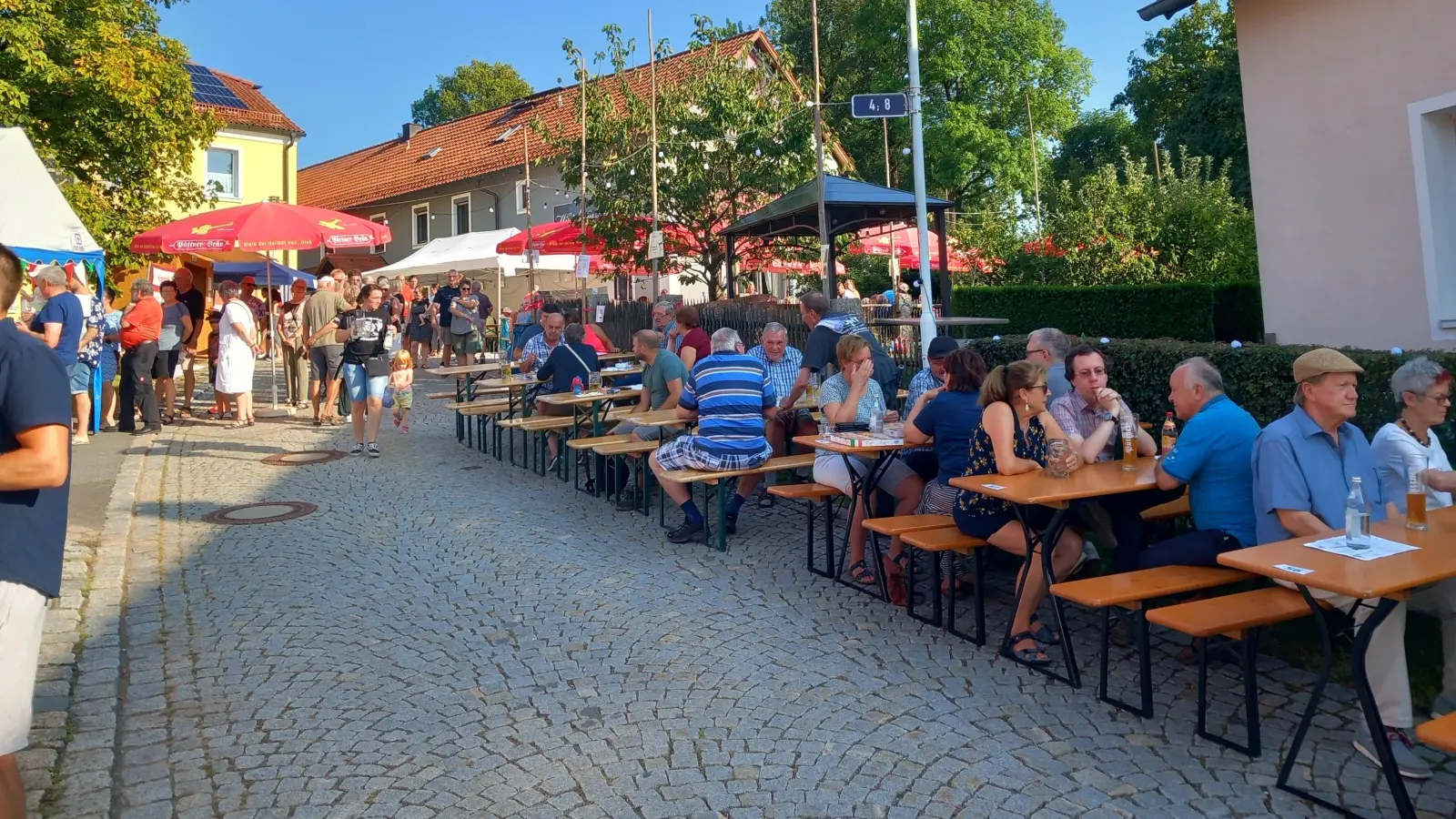 Pizza auf der Altendorfer „Piazza”: Das kam heuer noch besser an als im Vorjahr. Den Verkaufserlös wird die Dorfgemeinschaft wieder für soziale Projekte spenden. (Bild: Gerhard Fuchs)