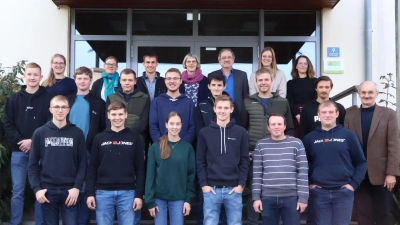 Eine Frau und dreizehn Männer aus der Stadt Weiden sowie den Landkreisen Amberg-Sulzbach, Tirschenreuth, Regensburg, Schwandorf und Neustadt an der Waldnaab starteten am 20. Oktober die Ausbildung zum staatl. geprüften Wirtschafter für Landbau an der LWS Weiden. (Bild: Judith Zeitler)