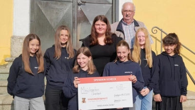 Griesbacher Ministranten spenden an Kinderkrebshilfe. Im Bild von links nach rechts: Magdalena Wurm, Emma Werner, Paula Schertler, Greta Schmid, Johanna Wurm, Herbert Putzer, Marlene Pongratz, Annika Püttner (Bild: Stefan Wurm)