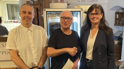 Bürgermeisterkandidatin Birgit Barth und Ortsvorsitzender Bernhard Hinteregger gratulieren Ewald Fellner zu 30 Jahren Mitgliedschaft. (Bild: Klaus Riede)