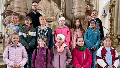 Kommunionkinder der Pfarrei Ursensollen mit Pfarrer Johannes Arweck. (Bild: Bianca Mohr)