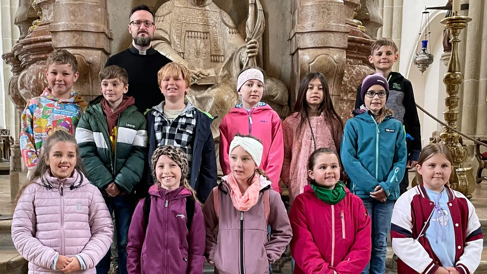 Kommunionkinder der Pfarrei Ursensollen mit Pfarrer Johannes Arweck. (Bild: Bianca Mohr)