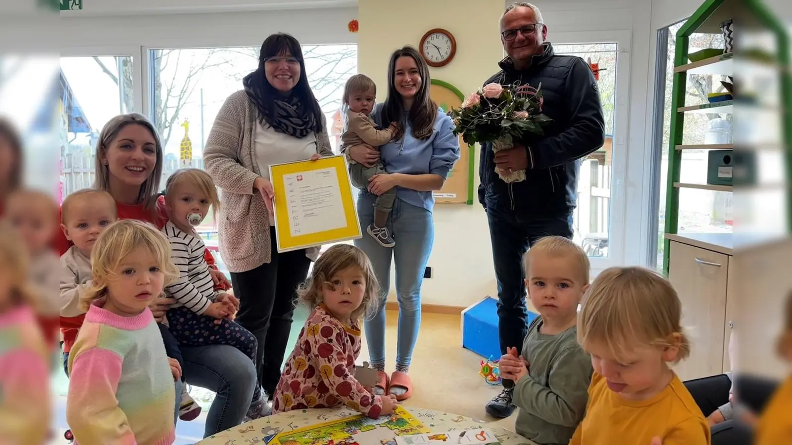 Lisa Stadler in mitten ihrer kleinen Käferkindern (Bild: Johann Gropp)